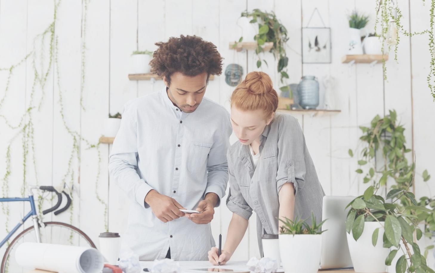 Analyse budgétaire détaillée sur écran avec graphiques et données financières
